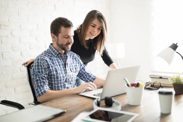 bir proje üzerinde birlikte çalışma arkadaşları