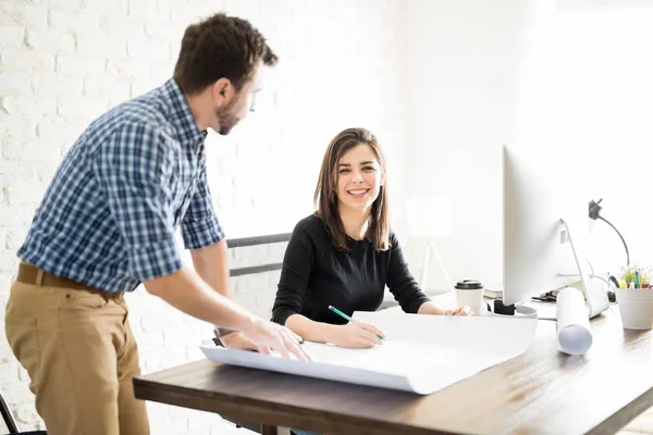 Vackra kvinnliga arkitekt med en medarbetare — Stockfoto