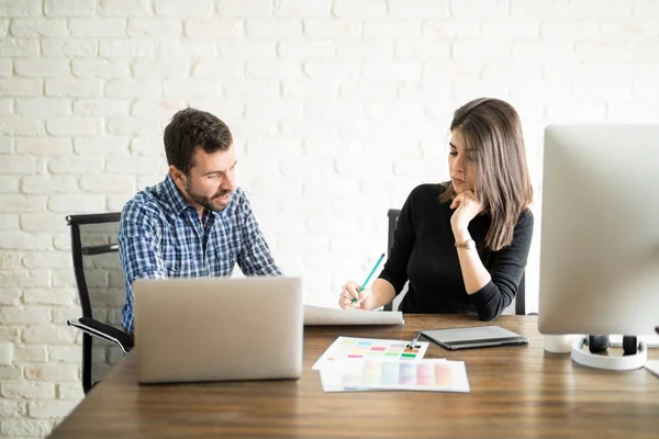 Yaratıcı grafik tasarımcı ve iş arkadaşı