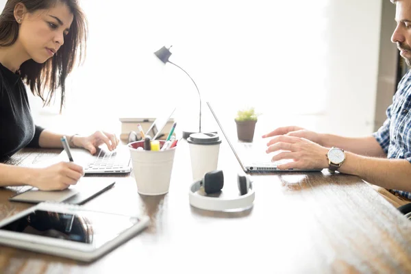 Colleagues working in an office — Stock Photo, Image