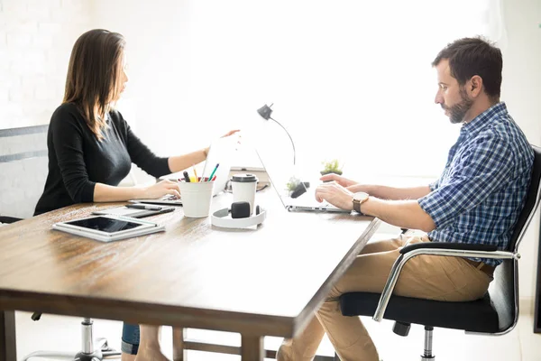 Collaborateurs dans le bureau moderne — Photo