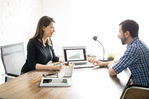 İş arkadaşlarınızla bir satış raporu tartışıyor