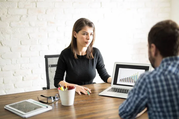 Erkek ve kadın bir proje üzerinde çalışıyor