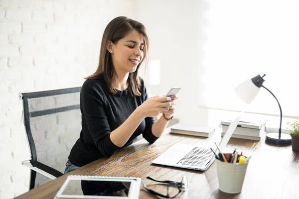 Mujer enviando mensajes de texto mientras ella está en un descanso — Foto de Stock