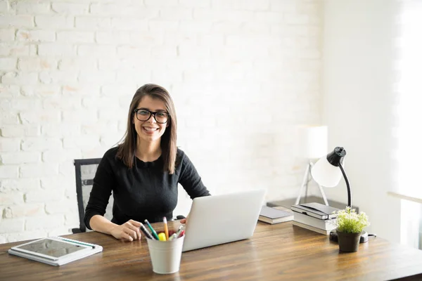 Mujer inteligente en la oficina —  Fotos de Stock