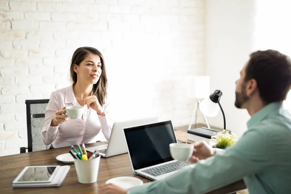 Travailleurs buvant du café au travail — Photo