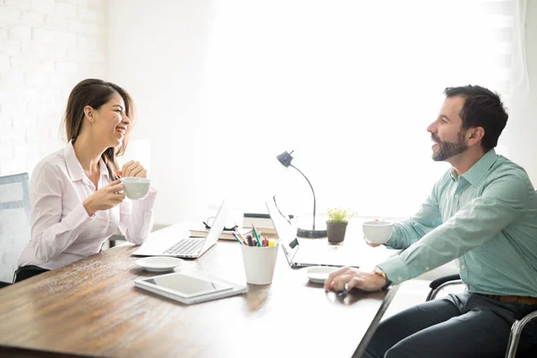 Colleghi che si godono il caffè al lavoro — Foto Stock