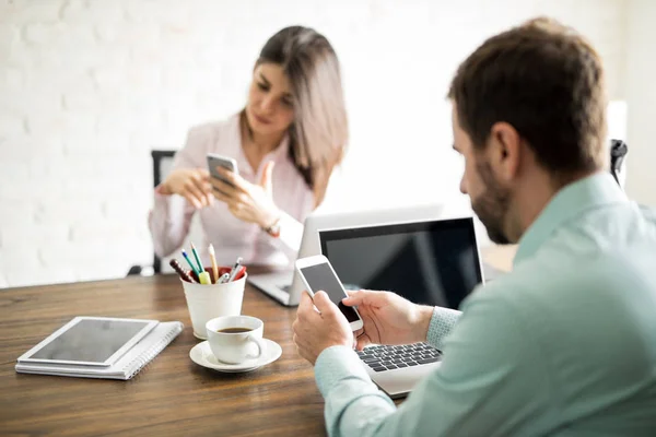 İki işçi üstünde onların telefon — Stok fotoğraf