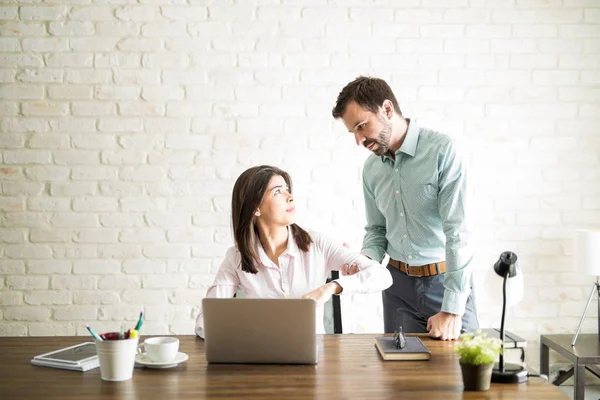 Abusive boss harassing a coworker — Stock Photo, Image