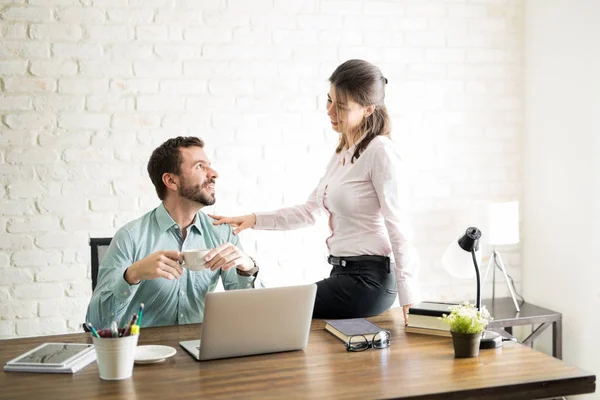 Office flört mellan kollegor — Stockfoto