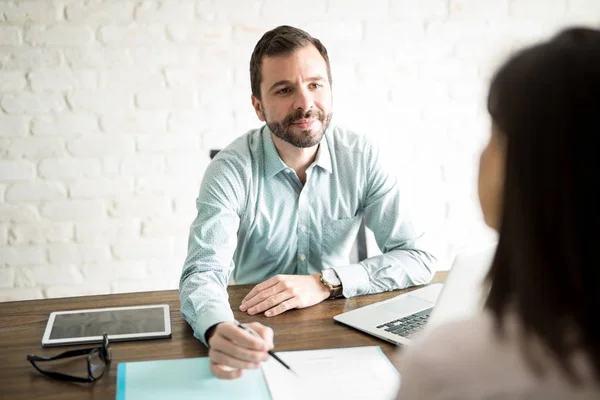 Hombre pidiendo a la mujer que firme contrato —  Fotos de Stock