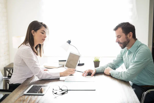 Advogada com um cliente — Fotografia de Stock