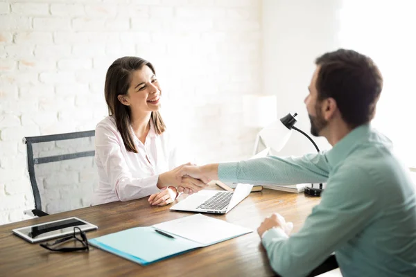 Shaking hands with a client — Stock Photo, Image