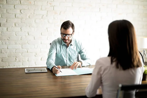 Man interviewing a woman for a job — Stock Photo, Image