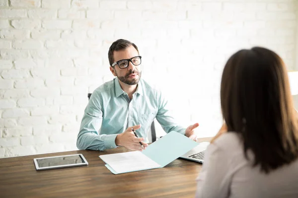 Homme latin embauche un nouvel employé — Photo