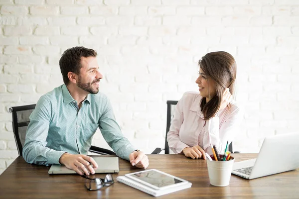 Mulher bonito falando com seu colega de trabalho — Fotografia de Stock