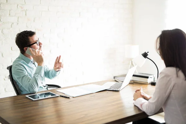 Onbeleefd baas een medewerker wachten maken — Stockfoto