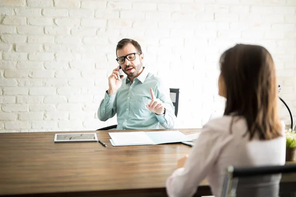 Masculino chefe fazendo cliente espera — Fotografia de Stock