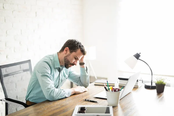 Frustrated manager at work — Stock Photo, Image
