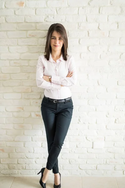 Goed uitziende Hispanic zakenvrouw — Stockfoto