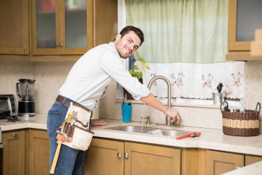 bir leaky faucet fixing tesisatçı