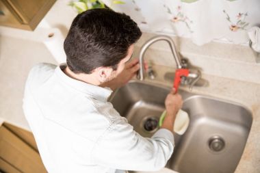Adam bir mutfak musluk tamir
