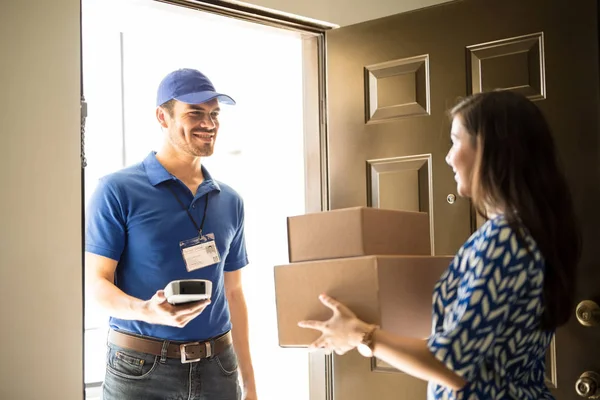 Entrega hombre conseguir una firma — Foto de Stock