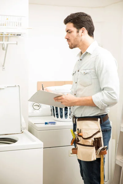 Eletricista reparação máquina de lavar roupa — Fotografia de Stock