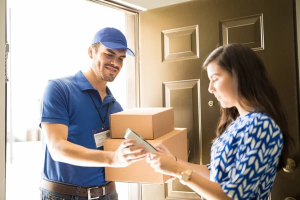 Delivery man using technology — Stock Photo, Image