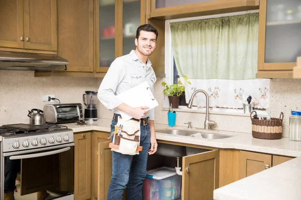 Handyman doing some work in a kitchen — Stock Photo, Image
