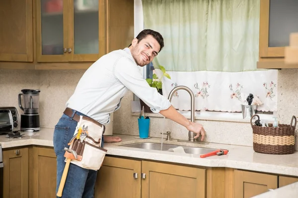 Klempner repariert undichten Wasserhahn — Stockfoto