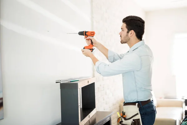 Handyman borrning en vägg — Stockfoto