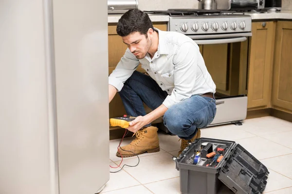 Latin elektriker använder en multimeter — Stockfoto