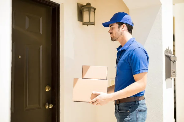 Delivery guy outside a house — Stock Photo, Image