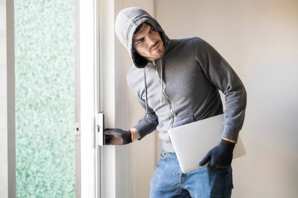 Un homme vole des trucs dans une maison — Photo