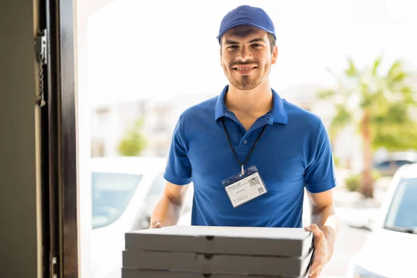 Man leveren sommige pizza — Stockfoto