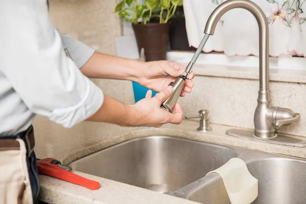 Handyman fixing a leaky faucet — Stock Photo, Image
