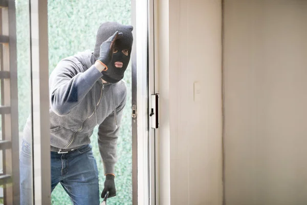 Homem se preparando para roubar uma casa — Fotografia de Stock