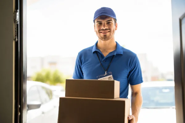Man aan het werk voor een delivery service — Stockfoto