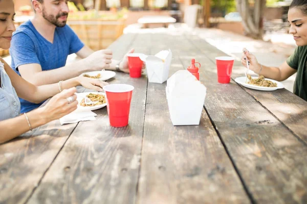 Manger de la nourriture à l'extérieur avec des amis — Photo