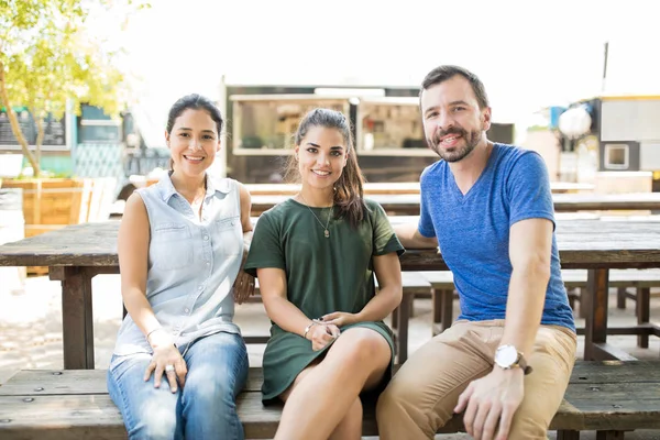 Amigos con camión de comida en el fondo —  Fotos de Stock