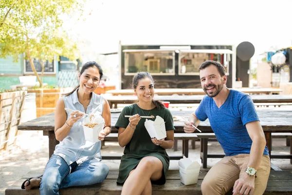 Tres amigos comiendo comida para llevar —  Fotos de Stock