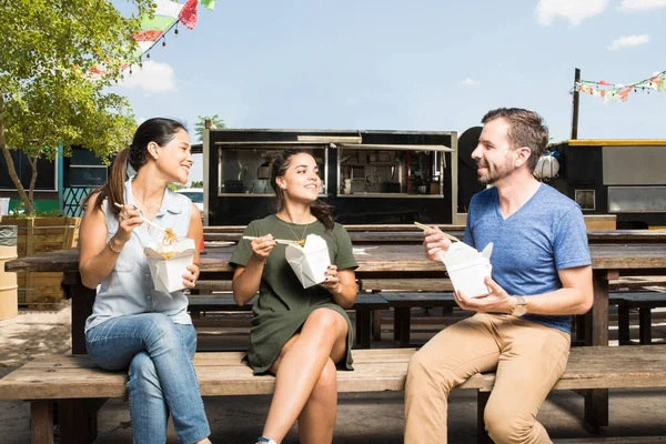 Tres amigos comiendo comida oriental —  Fotos de Stock