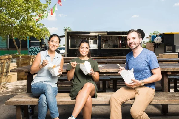 Amigos latinos comiendo comida para llevar al aire libre —  Fotos de Stock