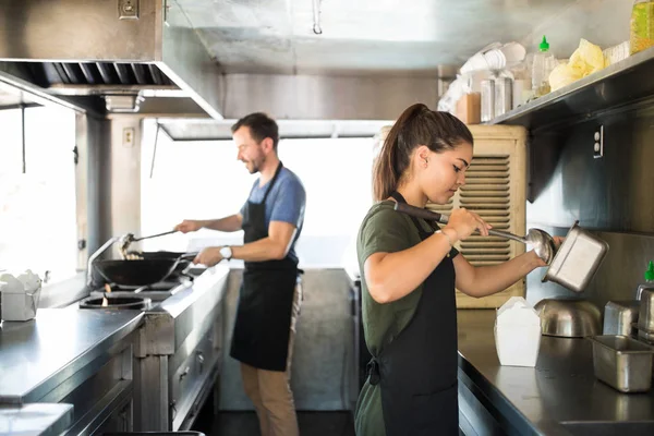 Werken in een food truck — Stockfoto