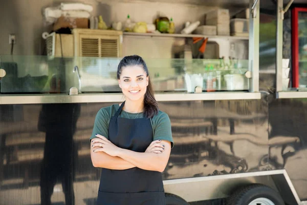 Jolie chef féminine avec un camion de nourriture — Photo