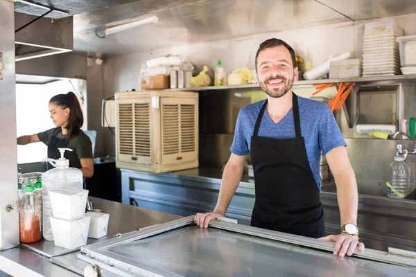 Trabalhador feliz em um caminhão de comida — Fotografia de Stock