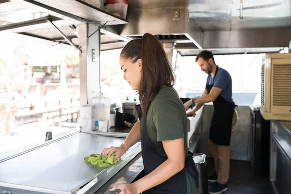 Woman cleaning a food truck — Stock Photo, Image