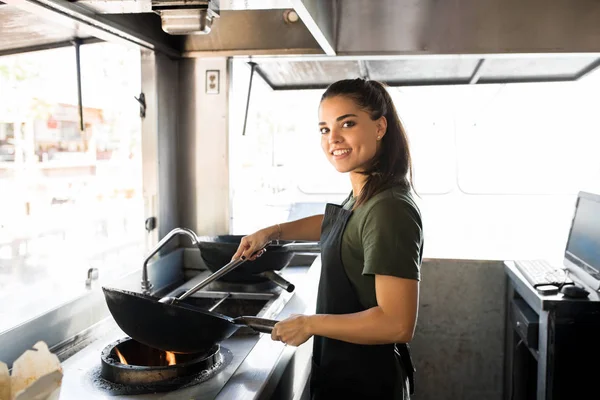 Woman cooking in a food truck — Stock Photo, Image