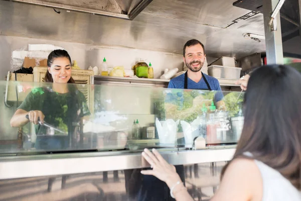 Koks werken in een food truck — Stockfoto